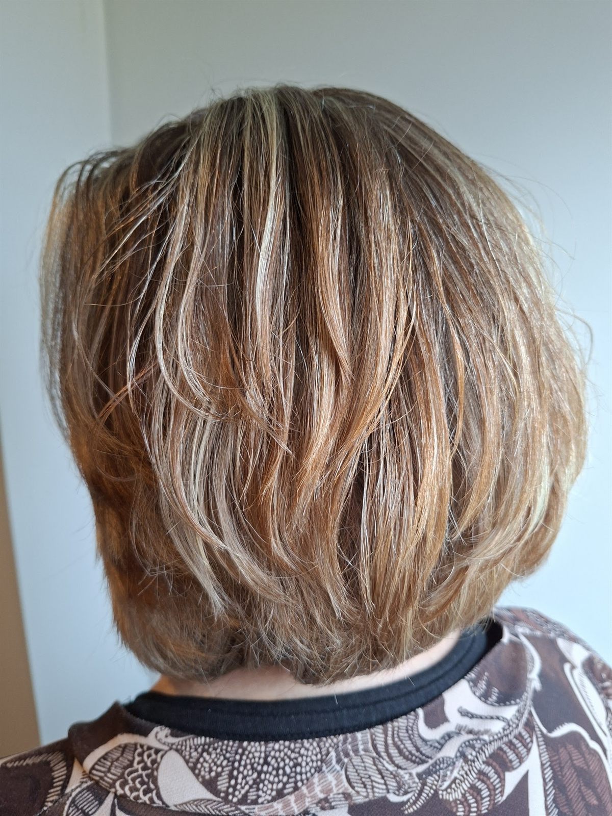Bob met warme blonde accenten, van achteren gezien