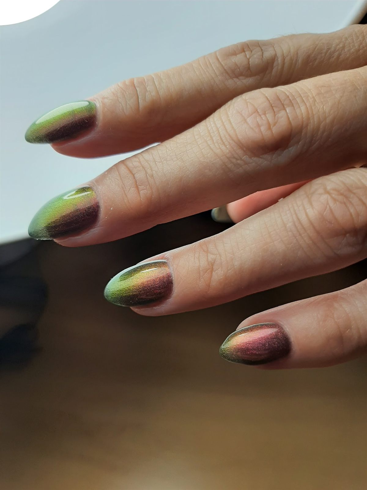 Lange nagels met een kleurverloop van groen naar paars