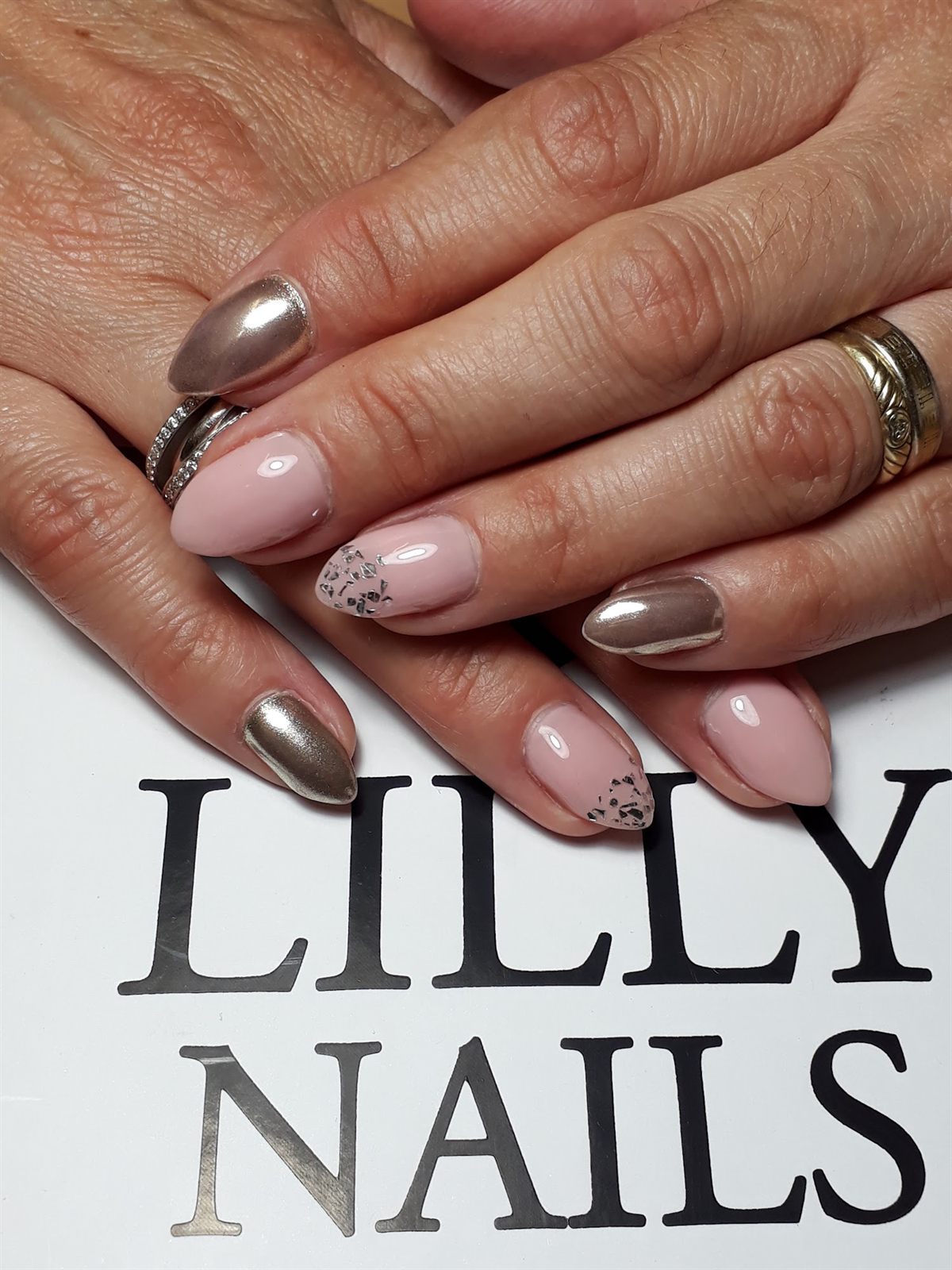 Nudekleurige nagels met bronzen chroomaccenten en stipjes