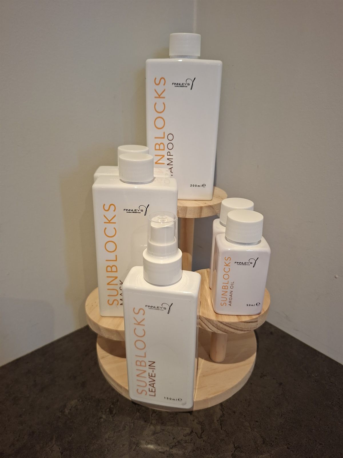 Sunblocks-producten van Finnley’s op een houten standaard